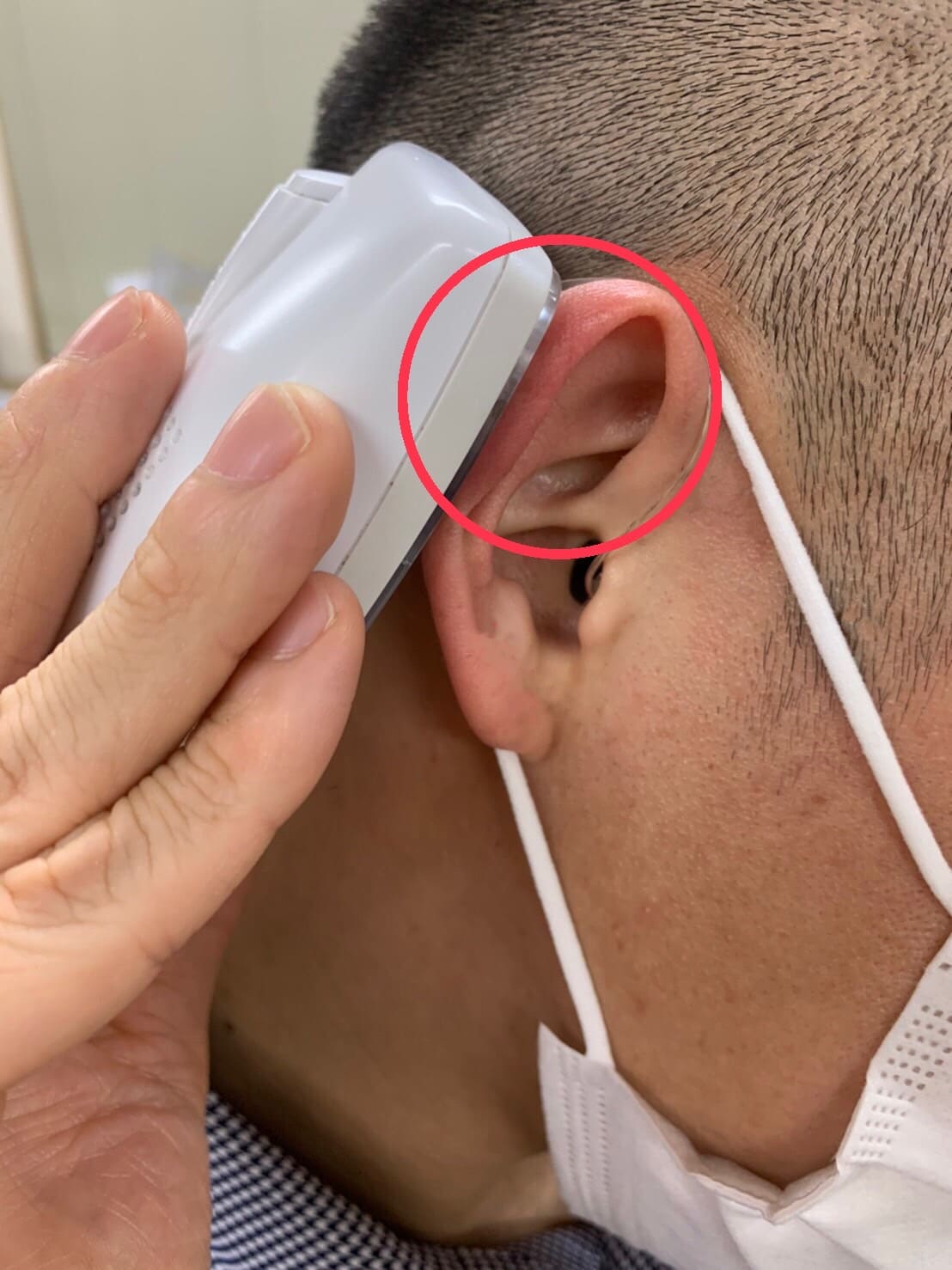 耳かけ型補聴器のマイクの当て方